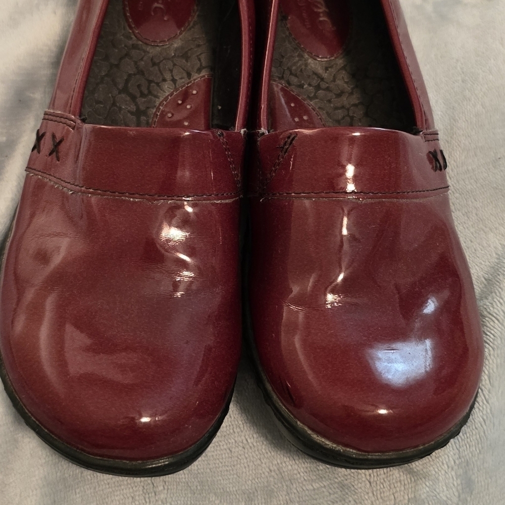 BOC Women's Patent Leather Candy Apple Red Clogs, Size 8 (1029) - Picture 7 of 9